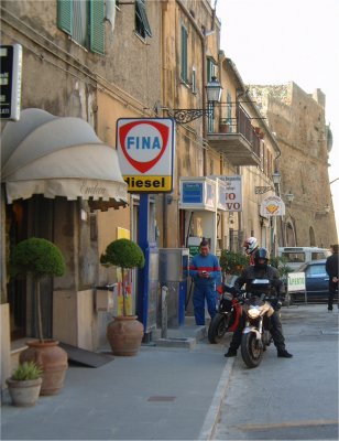 Tankstelle in Pitigliano